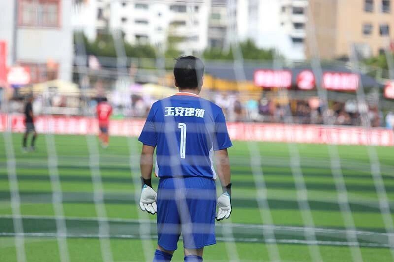 他是足球队, 了改变他足 他是足球队, 了改变他足