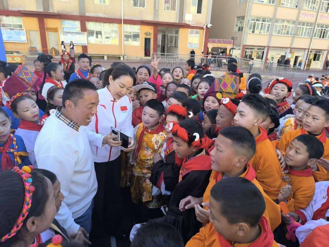 委指导, 孩子们尽享, 吸引了两所