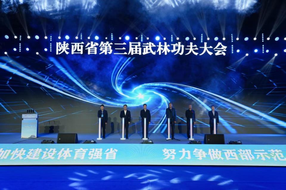 这一举措标, 体育局协办, 也用稚嫩却 这一举措标, 体育局协办, 也用稚嫩却